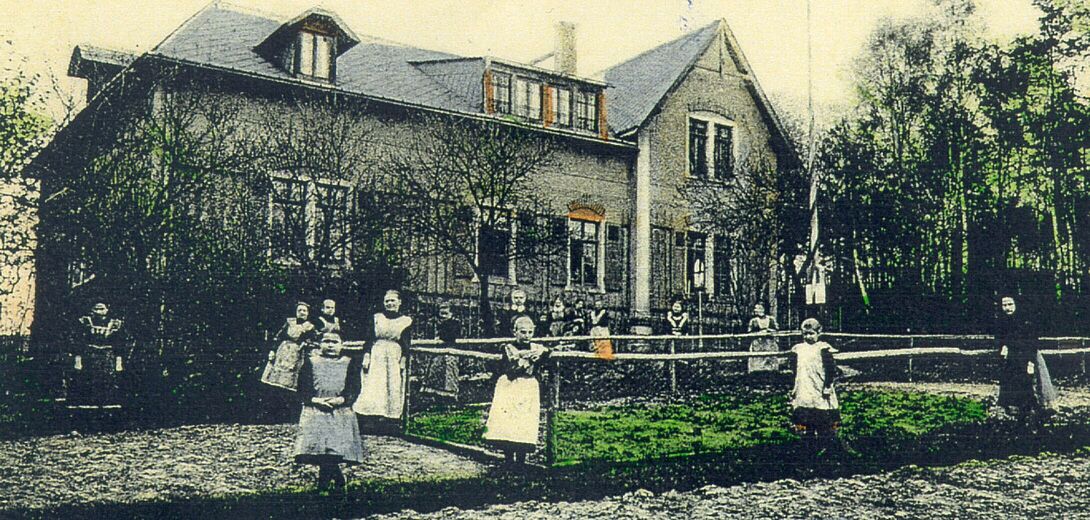 Das Berghaus, heute ein Wohnhaus für Klientinnen und Klienten, auf einer historischen Ansichtskarte des Epilepsiezentrum Kleinwachau